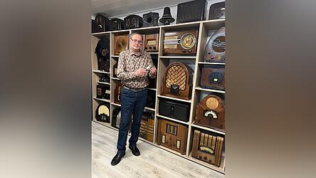 Richard Paukner sammelt und repariert in seiner Freizeit alte R&ouml;hrenradios. Seine Sammlung umfasst mehrere Hundert Ger&auml;te.