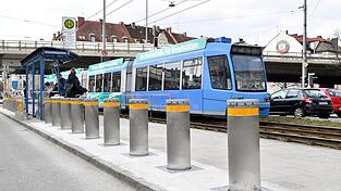 Poller sollen k&uuml;nftig verhindern, dass Autos bei Unf&auml;llen in die Haltestelle fahren. (Handout)