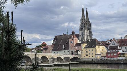 Steinerne Br&uuml;cke und Dom sind die wohl markantesten Bauten der Regensburger Altstadt. Seit 20 Jahren ist der Komplex Unesco-Welterbe.