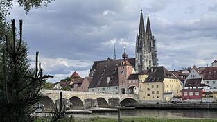 Steinerne Br&uuml;cke und Dom sind die wohl markantesten Bauten der Regensburger Altstadt. Seit 20 Jahren ist der Komplex Unesco-Welterbe.