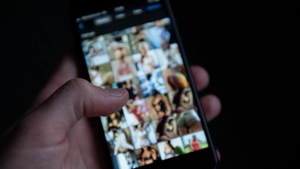 Pornografische Bilder sind l&auml;ngst nicht immer echt - oft werden Frauen ohne ihr Wissen mit Hilfe von KI zu Darstellerinnen gemacht. (Symbolbild)