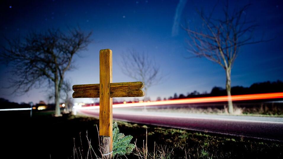 Bei einem Unfall an Heiligabend kam eine 68-jährige Rentnerin in Schnaittenbach ums Leben. (Symbolbild) Bei einem Unfall an Heiligabend kam eine 68-jährige Rentnerin in Schnaittenbach ums Leben. (Symbolbild)