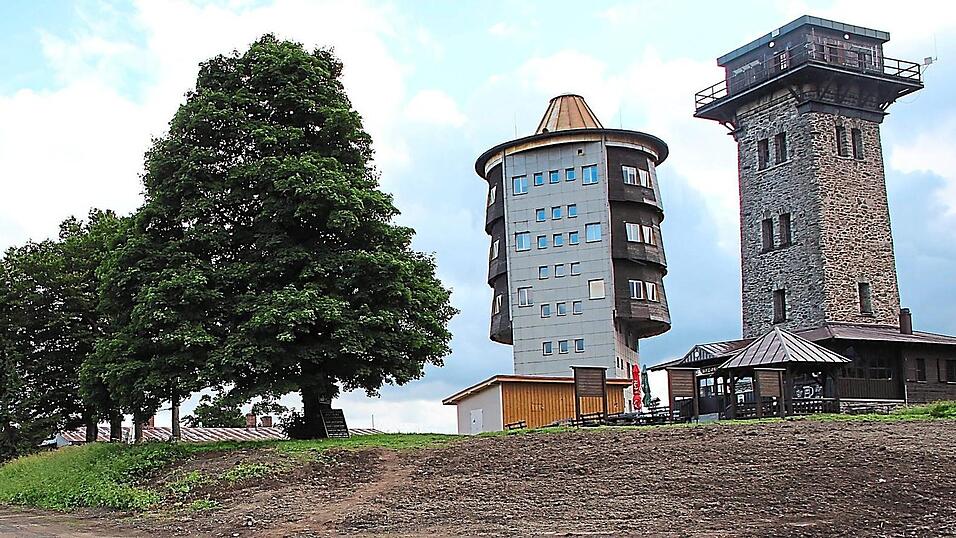 Der Blick zu den beiden T&uuml;rmen ist nun frei. Das Geb&auml;ude links wird zu einer Bergh&uuml;tte umgebaut.