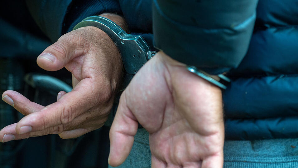 Der Tatverdächtige wurde festgenommen und in eine Justizvollzugsanstalt gebracht. (Symbolbild) Der Tatverdächtige wurde festgenommen und in eine Justizvollzugsanstalt gebracht. (Symbolbild)