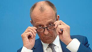 Es ist die erste Sommer-Pressekonferenz von Bundeskanzler Friedrich Merz. Dabei ist der Regierungschef bemüht, aufkommende Zweifel an der Einigkeit seiner Koalition zu entkräften.