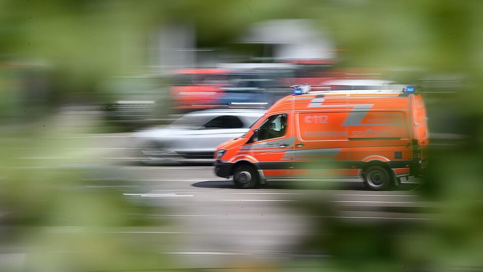 Rettungskräfte brachten den 71-Jährigen unter Reanimation ins Krankenhaus. (Symbolbild)
