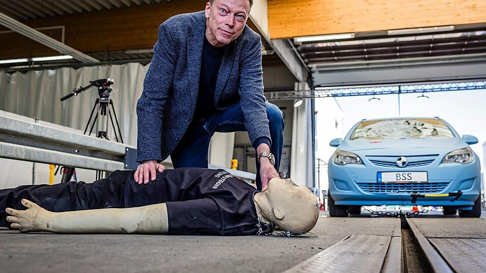 Nach dem Crashtest ist Unfallforscher Siegfried Brockmann sicher: Diesen Frontalzusammenstoß mit einem Auto hätte ein Fußgänger nicht überlebt. Nach dem Crashtest ist Unfallforscher Siegfried Brockmann sicher: Diesen Frontalzusammenstoß mit einem Auto hätte ein Fußgänger nicht überlebt.