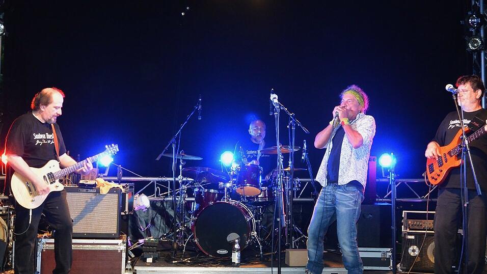 Auf der B&uuml;hne sorgten die jeweiligen Bands f&uuml;r beste Stimmung beim Rock am Band 2016 in Marchenbach.