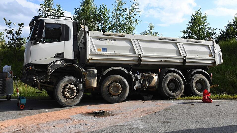 Bei dem Unfall verletzten sich drei Personen, einschließlich der Unfallverursacherin.