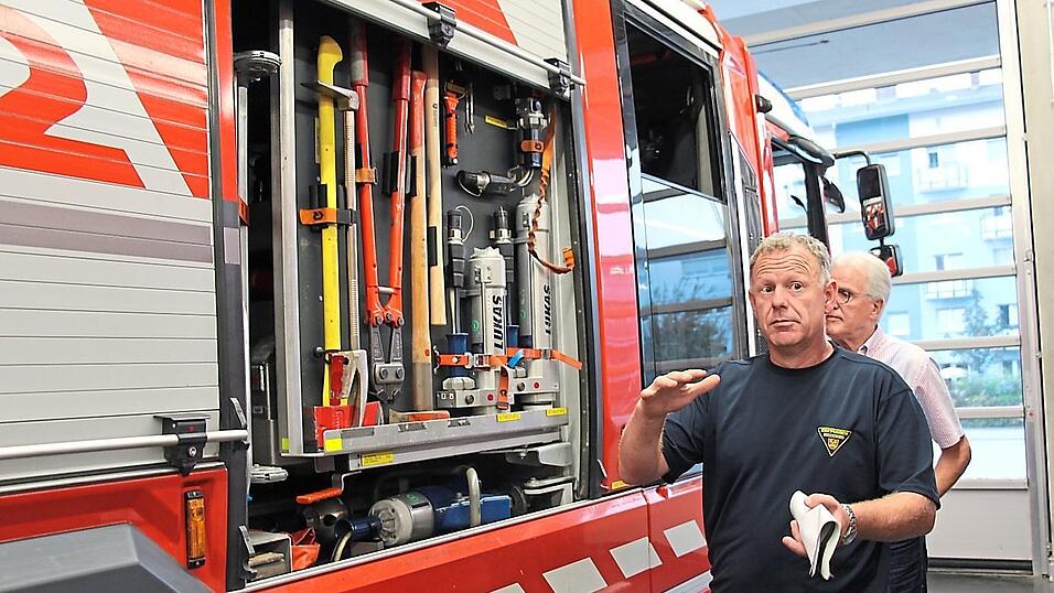 Maximilian Landsmann zeigt das Werkzeug im Löschfahrzeug, das immer griffbereit ist. Maximilian Landsmann zeigt das Werkzeug im Löschfahrzeug, das immer griffbereit ist.