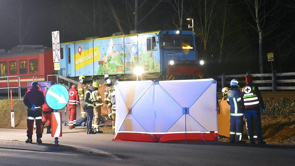 Der Mann und die Frau starben an der Unfallstelle.