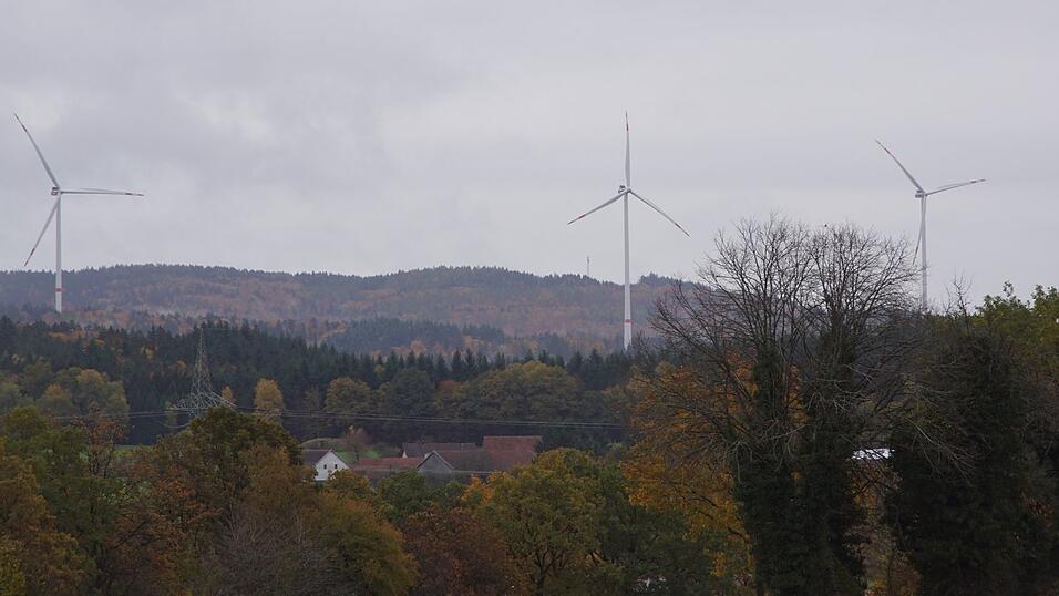 Die drei bestehenden Windräder im Wald bei Wörth, im Vordergrund die Ortschaft Hungersacker. Ab 2028 könnten sich weitere Anlagen dazugesellen. Die drei bestehenden Windräder im Wald bei Wörth, im Vordergrund die Ortschaft Hungersacker. Ab 2028 könnten sich weitere Anlagen dazugesellen.