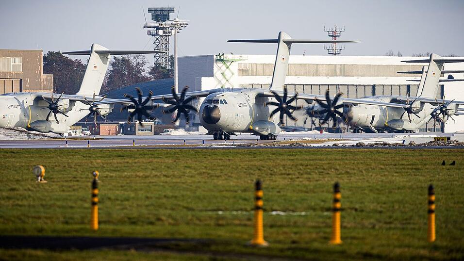 Deutsche Bundeswehr-Soldaten sind am Morgen vom Fliegerhorst Wunstorf nach Dänemark gestartet. Deutsche Bundeswehr-Soldaten sind am Morgen vom Fliegerhorst Wunstorf nach Dänemark gestartet.