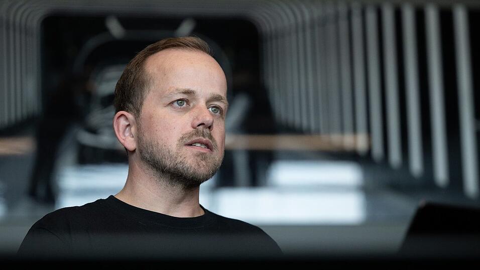 Tesla-Werksleiter Andr&eacute; Thierig kritisiert die IG Metall, die Vorw&uuml;rfe zur&uuml;ckweist. (Archivbild)