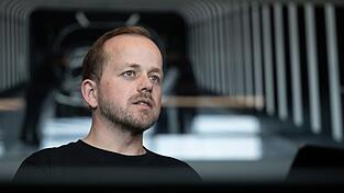 Tesla-Werksleiter Andr&eacute; Thierig kritisiert die IG Metall, die Vorw&uuml;rfe zur&uuml;ckweist. (Archivbild)