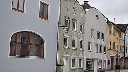 Die beiden schmalen B&uuml;rgerh&auml;user im Anschluss an das Rathaus sollen abgerissen und durch einen neuen Anbau ersetzt werden.