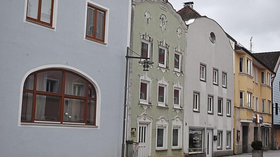 Die beiden schmalen B&uuml;rgerh&auml;user im Anschluss an das Rathaus sollen abgerissen und durch einen neuen Anbau ersetzt werden.