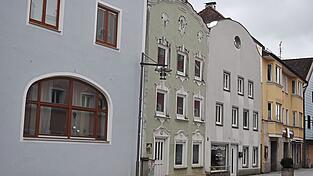 Die beiden schmalen B&uuml;rgerh&auml;user im Anschluss an das Rathaus sollen abgerissen und durch einen neuen Anbau ersetzt werden.