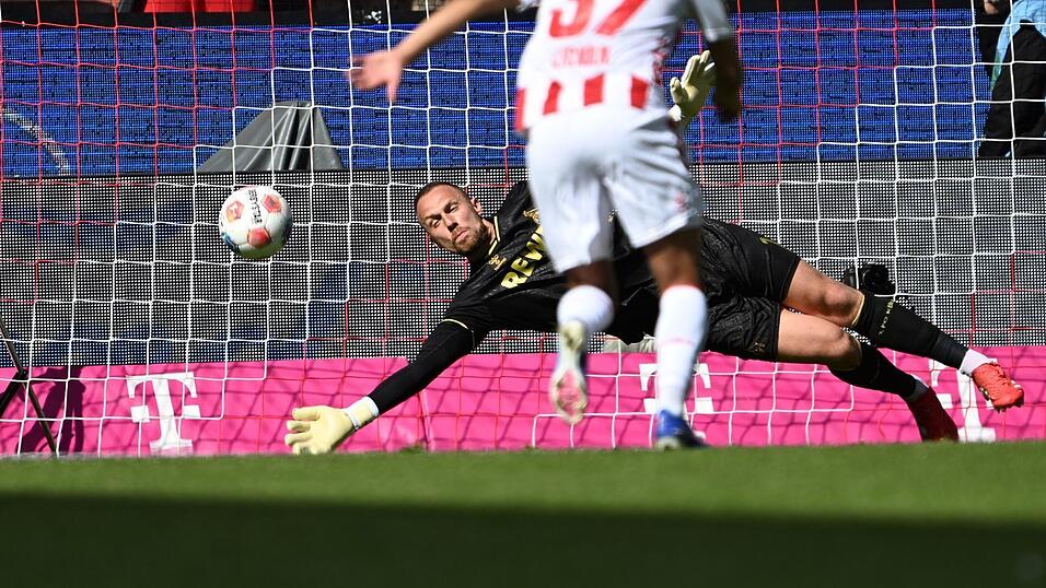 Patrik Schick verwandelt den Elfmeter zum 1:0 f&uuml;r Leverkusen.