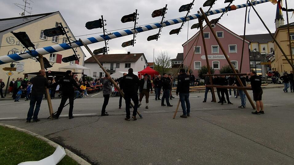 In Pfaffenberg hat die Feuerwehr den Maibaum aufgestellt.