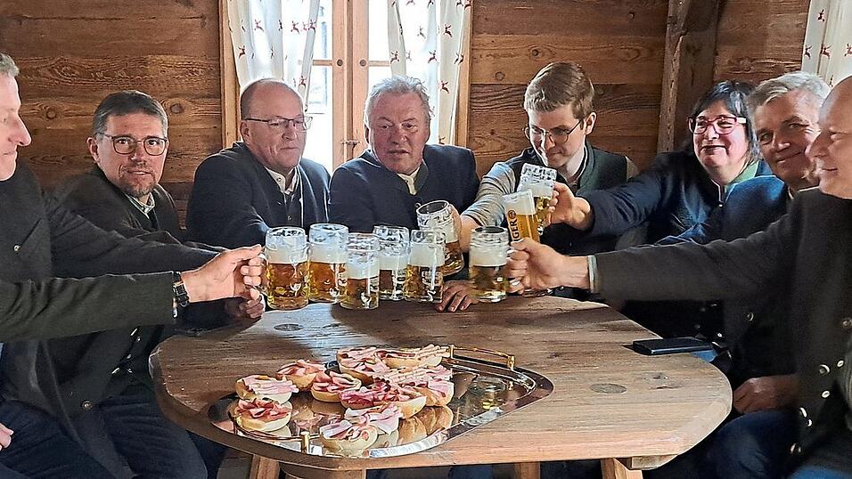 Vorfreude auf ein Traditionsfest (v. l.): Simon Obermeier (Getr&auml;nkeh&auml;ndler), Robert Jell (Erdinger Wei&szlig;br&auml;u), Martin Holzner (Bauhofleiter), Harald Seisenberger (Erdinger Wei&szlig;br&auml;u), Christian Kr&auml;mmer (Festwirt), Maximilian G&ouml;tz (Verwaltungsmitarbeiter), Michaela Kr&auml;mmer (Festwirtin), Josef Dollinger (B&uuml;rgermeister) und Andreas Brenninger (Erdinger Wei&szlig;br&auml;u).