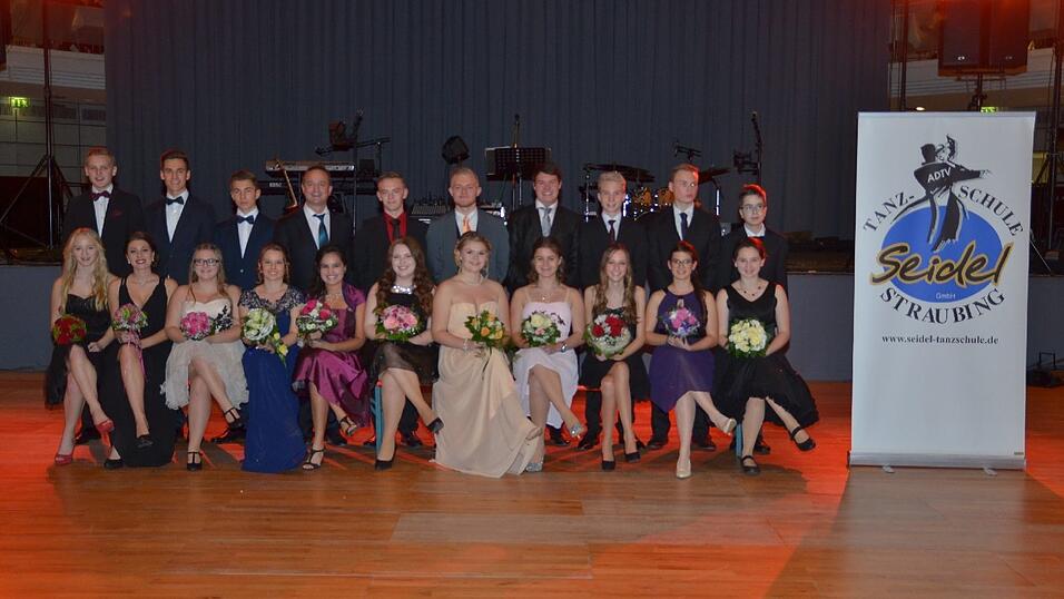 Die Bilder vom Abschlussball der Tanzschule Seidel in der Fraunhofer-Halle am 28. November. Die Bilder vom Abschlussball der Tanzschule Seidel in der Fraunhofer-Halle am 28. November.
