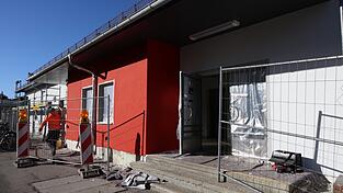 Die Fassade Richtung Stra&szlig;e hat nun einen roten Farbakzent.
