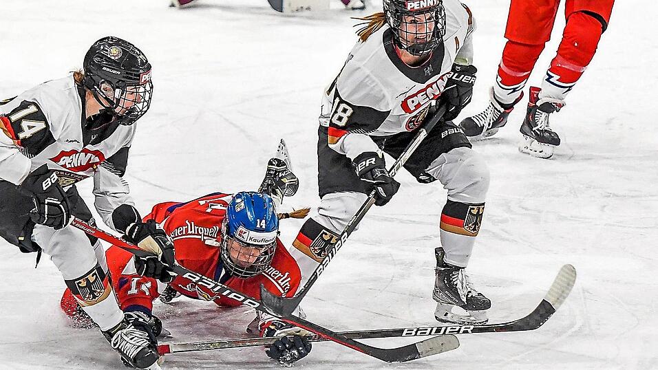 Die den Adler tragen: Bernadette Karpf (re./kleines Bild) setzt sich in dieser Szene energisch gegen Tereza Plosova durch. Beim Vier-Nationen-Turnier gibt's ein Wiedersehen mit den Tschechinnen. Die den Adler tragen: Bernadette Karpf (re./kleines Bild) setzt sich in dieser Szene energisch gegen Tereza Plosova durch. Beim Vier-Nationen-Turnier gibt's ein Wiedersehen mit den Tschechinnen.