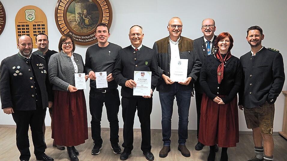 Der Schützengau verlieh Ehrenabzeichen für jahrelange Mitarbeit.
