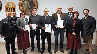 Der Schützengau verlieh Ehrenabzeichen für jahrelange Mitarbeit. Der Schützengau verlieh Ehrenabzeichen für jahrelange Mitarbeit.