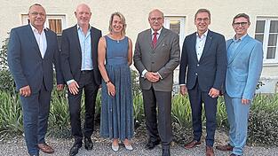 Die bisherige und die neue Vorstandschaft des Rotary Clubs Dingolfing-Landau beim Jubiläumsabend im Kloster Niederviehbach. Franz Fischer, Matthias Unterholzner, Birgit Ach, Lorenz Freiherr Klein von Wisenberg, Dr. Erwin Schneider und Andreas Moßandl (von links.) Die bisherige und die neue Vorstandschaft des Rotary Clubs Dingolfing-Landau beim Jubiläumsabend im Kloster Niederviehbach. Franz Fischer, Matthias Unterholzner, Birgit Ach, Lorenz Freiherr Klein von Wisenberg, Dr. Erwin Schneider und Andreas Moßandl (von links.)