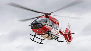 Ein Rettungshubschrauber brachte die Schwerverletzten in ein Krankenhaus. (Symbolbild)