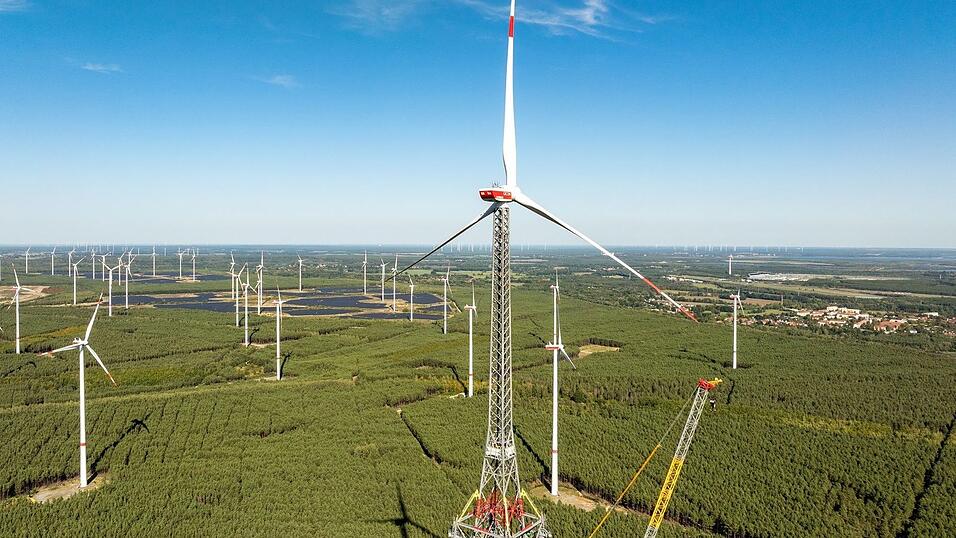 Der Höhenwindturm - hier noch im Bau - ist die höchste Windenergieanlage der Welt und zugleich das zweithöchste Bauwerk Deutschlands. (Archivbild) Der Höhenwindturm - hier noch im Bau - ist die höchste Windenergieanlage der Welt und zugleich das zweithöchste Bauwerk Deutschlands. (Archivbild)