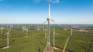 Der H&ouml;henwindturm - hier noch im Bau - ist die h&ouml;chste Windenergieanlage der Welt und zugleich das zweith&ouml;chste Bauwerk Deutschlands. (Archivbild)