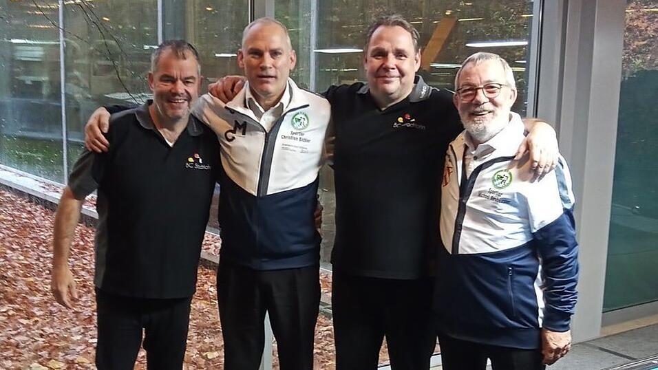 Im Doppelwettbewerb trafen die Landauer Christian Bichler (2.v.l.) und Michael Neuhäusler(r.) auf Markus Dömer (l.) und Andreas Niehaus (2.v.r.), überstanden aber die Vorrunde nicht.