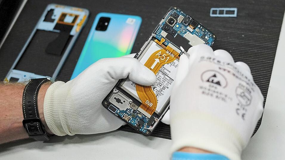 Das eigene Smartphone reparieren zu lassen ist nachhaltiger, als sich ein neues Gerät zuzulegen. Das eigene Smartphone reparieren zu lassen ist nachhaltiger, als sich ein neues Gerät zuzulegen.