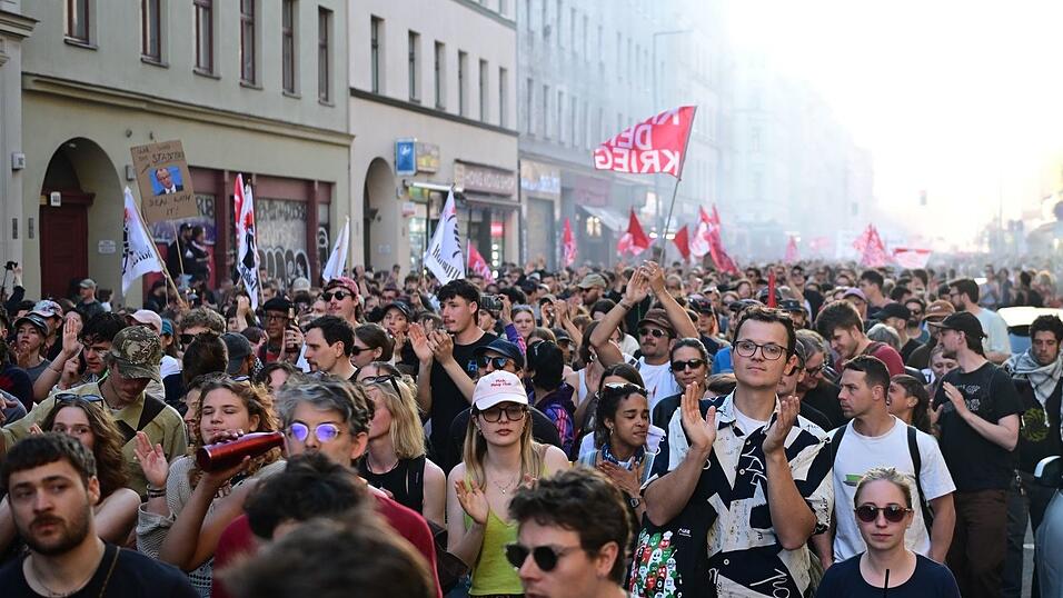 Die Polizei zieht ein gemischtes Fazit: Nach stundenlang friedlicher Demo kam es am Ende zu Flaschen- und B&ouml;llerw&uuml;rfen auf Einsatzkr&auml;fte.