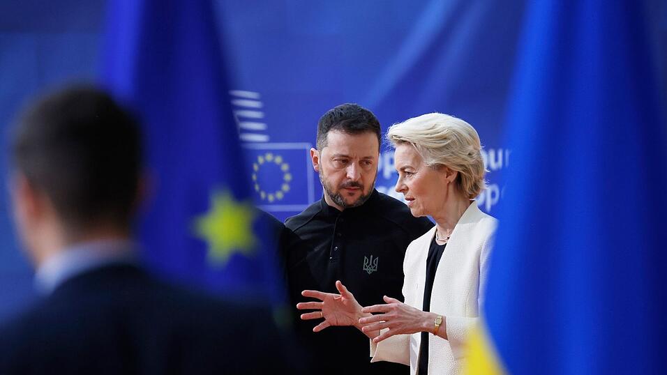 EU-Kommissionspräsidentin Ursula von der Leyen spricht von einem «gewaltigen Schritt nach vorn» - der ukrainische Präsident Wolodymyr Selenskyj hat lange auf ihn gewartet. (Archivbild) EU-Kommissionspräsidentin Ursula von der Leyen spricht von einem «gewaltigen Schritt nach vorn» - der ukrainische Präsident Wolodymyr Selenskyj hat lange auf ihn gewartet. (Archivbild)