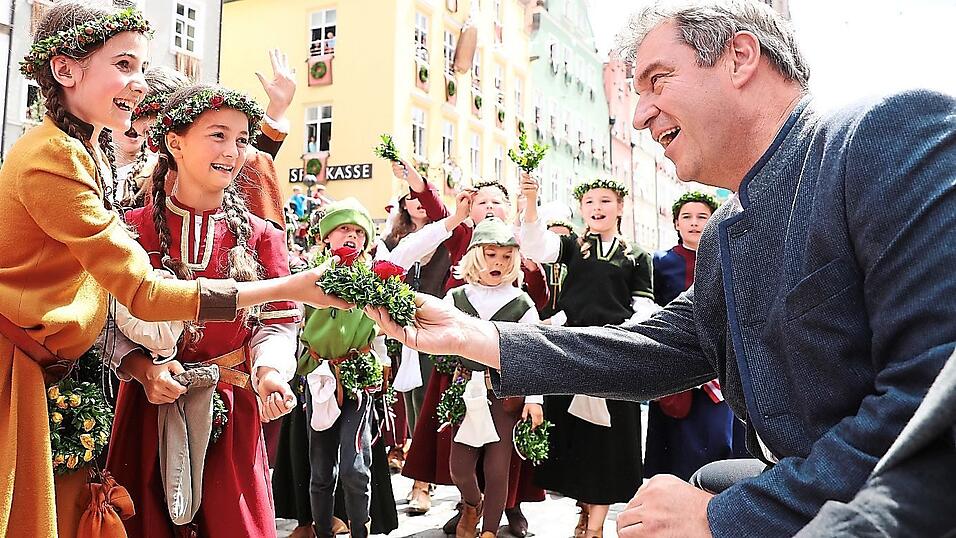 Zu jeder Aufführung der Landshuter Hochzeit reisen viele zahlreiche auswärtige Gäste an - auch Prominenz wie Ministerpräsident Markus Söder. Zu jeder Aufführung der Landshuter Hochzeit reisen viele zahlreiche auswärtige Gäste an - auch Prominenz wie Ministerpräsident Markus Söder.