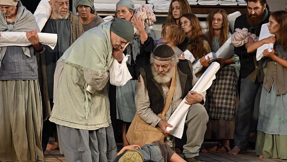 Eine gro&szlig;artige schauspielerische Leistung zeigten die Akteure beim Drama 'Die Weber'.