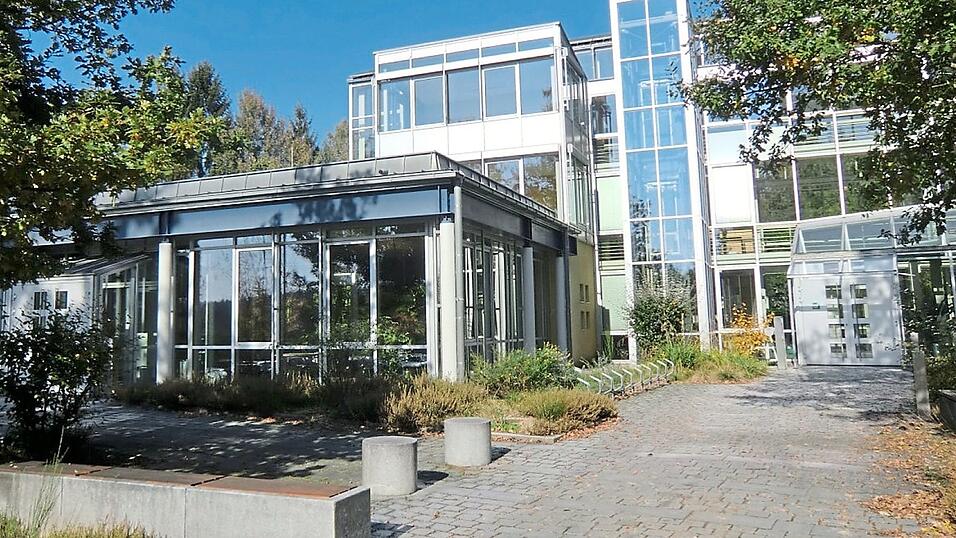 Ins Verwaltungsgebäude des ZAW Donau-Wald wurde am letzten Wochenende eingebrochen. Der oder die Täter machten zwar keine fette Beute. Der angerichtete Schaden ist aber erheblich. Ins Verwaltungsgebäude des ZAW Donau-Wald wurde am letzten Wochenende eingebrochen. Der oder die Täter machten zwar keine fette Beute. Der angerichtete Schaden ist aber erheblich.