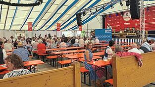 Nur das erste Drittel des Bierzelts war gut gefüllt und mit Besuchern besetzt, die wegen der Rede des Landwirtschaftsministers gekommen waren. Nur das erste Drittel des Bierzelts war gut gefüllt und mit Besuchern besetzt, die wegen der Rede des Landwirtschaftsministers gekommen waren.