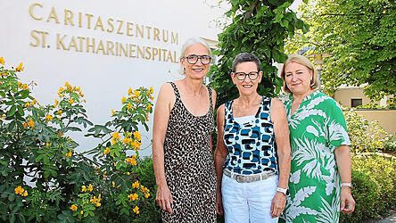 Die Bedürfnisse der ihnen anvertrauten Patienten liegen ihnen besonders am Herzen (v.l.): geschäftsführende Vorständin Manuela Stephan, die vormalige Pflegedienstleiterin Helga Schütz und ihre Nachfolgerin Larissa Husser. Die Bedürfnisse der ihnen anvertrauten Patienten liegen ihnen besonders am Herzen (v.l.): geschäftsführende Vorständin Manuela Stephan, die vormalige Pflegedienstleiterin Helga Schütz und ihre Nachfolgerin Larissa Husser.