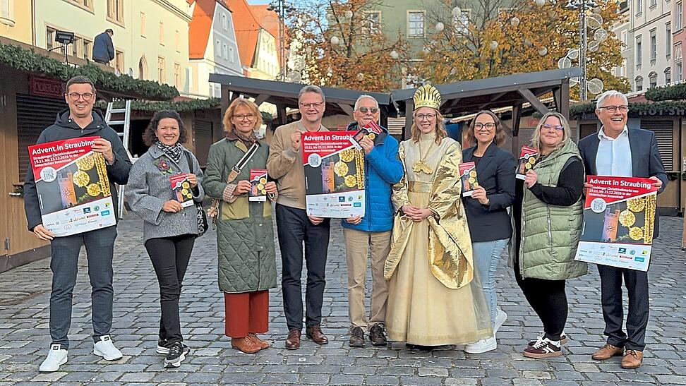 Freuen sich auf den Christkindlmarkt (v.l.): Simon Wagner (Stadtmarketing-Chef), Daniela Bachmeier (Wirtschaftsf&ouml;rderung), Claudia Karl-Fischer (Mediengruppe Attenkofer), Andreas Rei&szlig;m&uuml;ller (Werbegemeinschaft), Klaus Stegmann (Bauhof), Christkind Anna Gritsch, Petra Retzer und Katharina Hoffmann (Stadtmarketing) und B&uuml;rgermeister Dr. Albert Solleder.