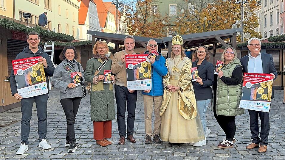 Freuen sich auf den Christkindlmarkt (v.l.): Simon Wagner (Stadtmarketing-Chef), Daniela Bachmeier (Wirtschaftsförderung), Claudia Karl-Fischer (Mediengruppe Attenkofer), Andreas Reißmüller (Werbegemeinschaft), Klaus Stegmann (Bauhof), Christkind Anna Gritsch, Petra Retzer und Katharina Hoffmann (Stadtmarketing) und Bürgermeister Dr. Albert Solleder. Freuen sich auf den Christkindlmarkt (v.l.): Simon Wagner (Stadtmarketing-Chef), Daniela Bachmeier (Wirtschaftsförderung), Claudia Karl-Fischer (Mediengruppe Attenkofer), Andreas Reißmüller (Werbegemeinschaft), Klaus Stegmann (Bauhof), Christkind Anna Gritsch, Petra Retzer und Katharina Hoffmann (Stadtmarketing) und Bürgermeister Dr. Albert Solleder.