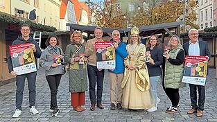 Freuen sich auf den Christkindlmarkt (v.l.): Simon Wagner (Stadtmarketing-Chef), Daniela Bachmeier (Wirtschaftsförderung), Claudia Karl-Fischer (Mediengruppe Attenkofer), Andreas Reißmüller (Werbegemeinschaft), Klaus Stegmann (Bauhof), Christkind Anna Gritsch, Petra Retzer und Katharina Hoffmann (Stadtmarketing) und Bürgermeister Dr. Albert Solleder. Freuen sich auf den Christkindlmarkt (v.l.): Simon Wagner (Stadtmarketing-Chef), Daniela Bachmeier (Wirtschaftsförderung), Claudia Karl-Fischer (Mediengruppe Attenkofer), Andreas Reißmüller (Werbegemeinschaft), Klaus Stegmann (Bauhof), Christkind Anna Gritsch, Petra Retzer und Katharina Hoffmann (Stadtmarketing) und Bürgermeister Dr. Albert Solleder.