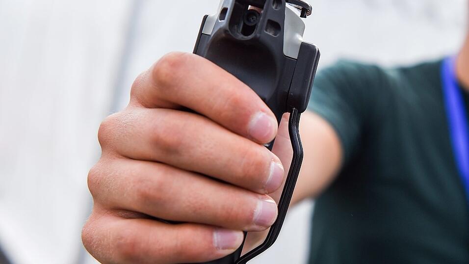 Der Verdächtige soll im Streit zwei Personen mit einem Pfefferspray angegriffen haben. (Symbolbild)