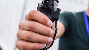 Der Verdächtige soll im Streit zwei Personen mit einem Pfefferspray angegriffen haben. (Symbolbild)