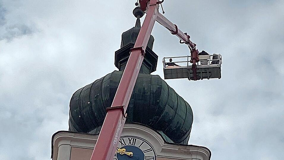 Der Spengler hat am Montagvormittag L&ouml;cher im Dach des Glockenturms von Sankt Maria geflickt.