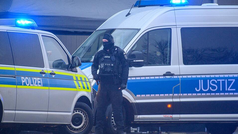 Der Konvoi mit Taleb al-Abdulmohsen f&auml;hrt vor das tempor&auml;re Gerichtsgeb&auml;ude in Magdeburg.